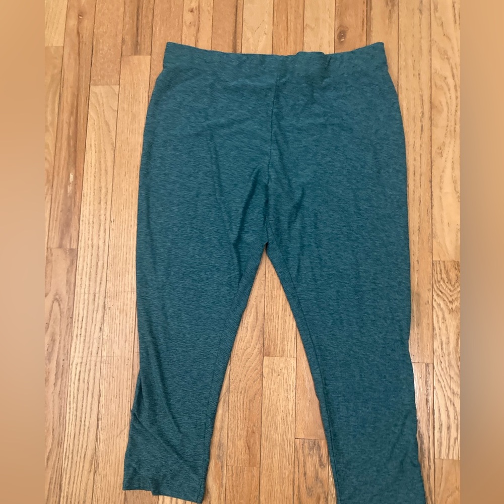 Women’s XL Green Workout Capri in size XL